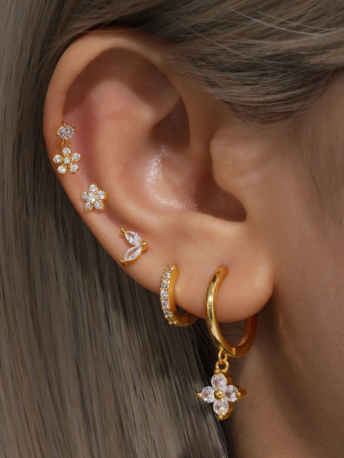Nora – Delicati orecchini in oro dalla forma chiara.