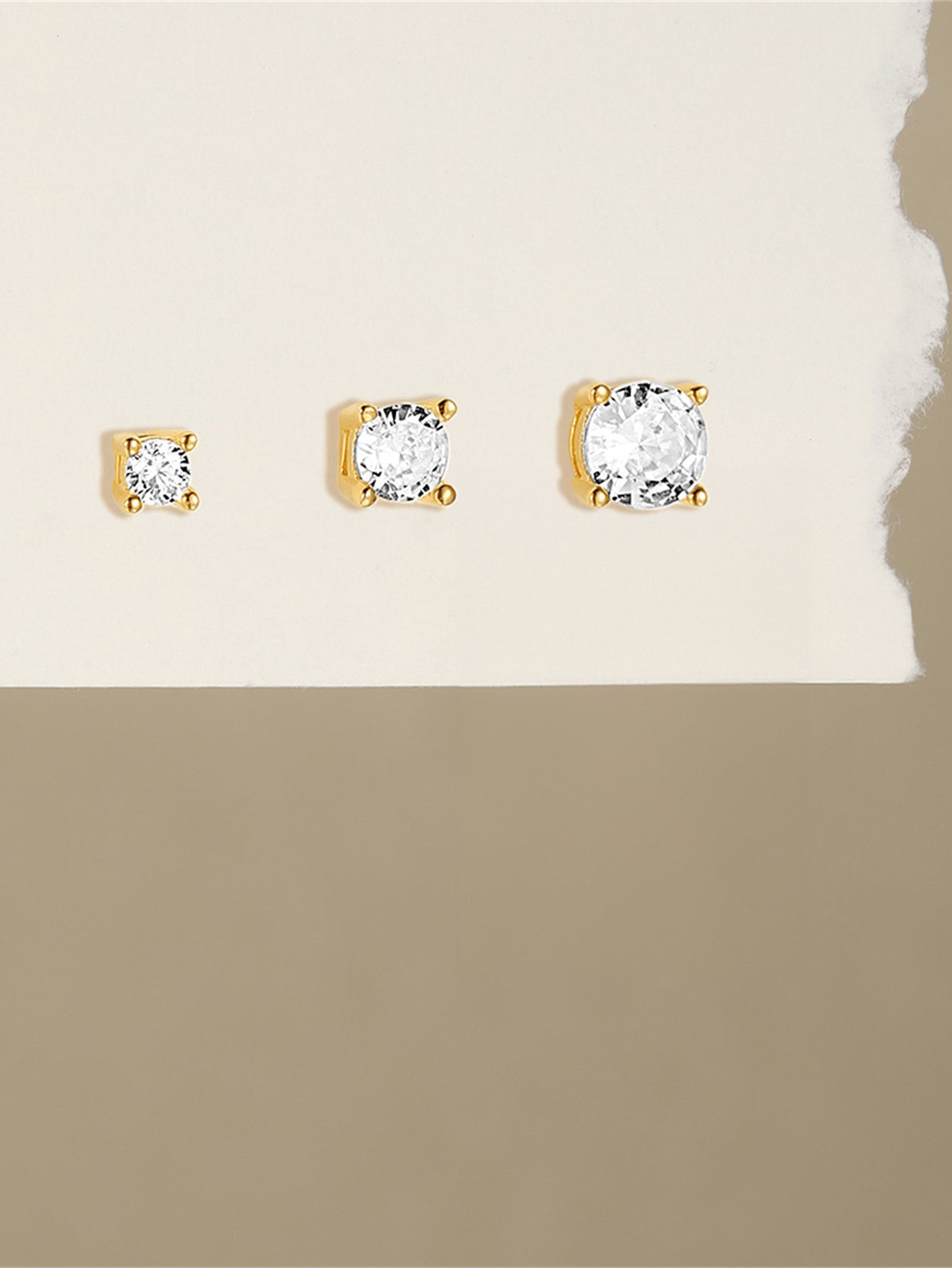 Evelína – Delicati orecchini in oro con curve eleganti.