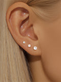 Evelína – Delicati orecchini in oro con curve eleganti.