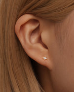 Veronika – Delicati orecchini in oro con glitter.