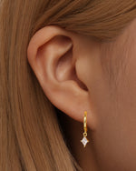 Veronika – Delicati orecchini in oro con glitter.