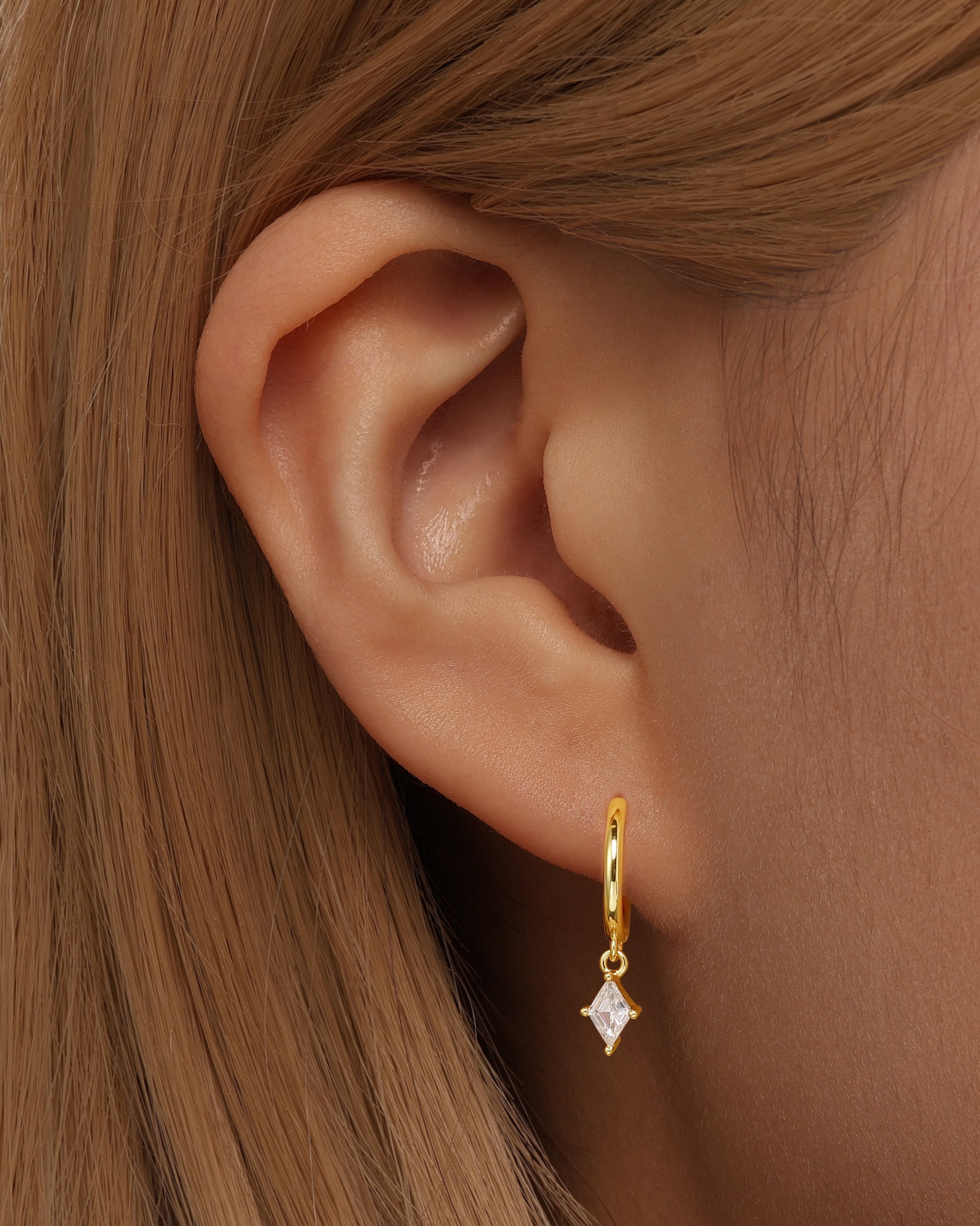 Veronika – Delicati orecchini in oro con glitter.