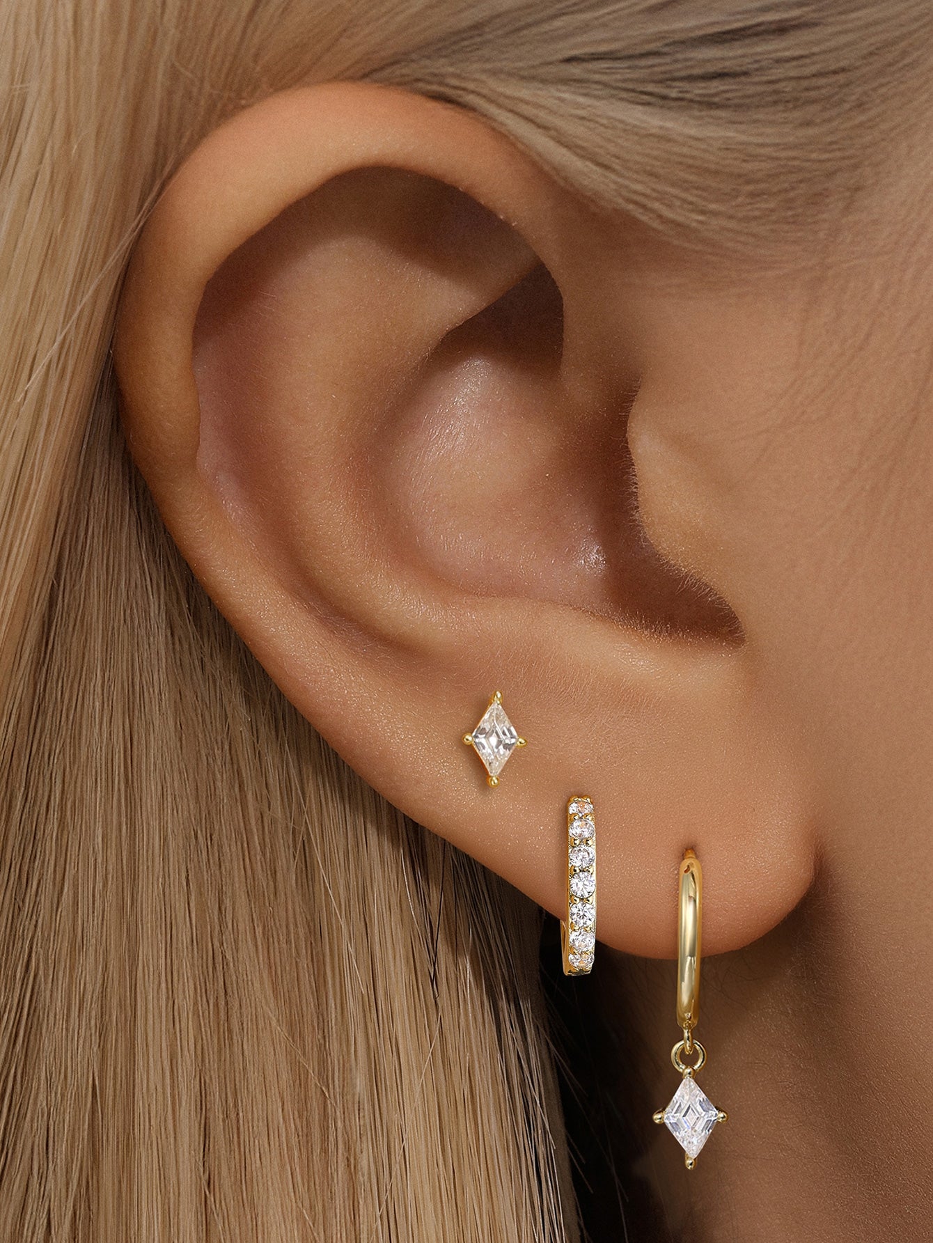 Veronika – Delicati orecchini in oro con glitter.