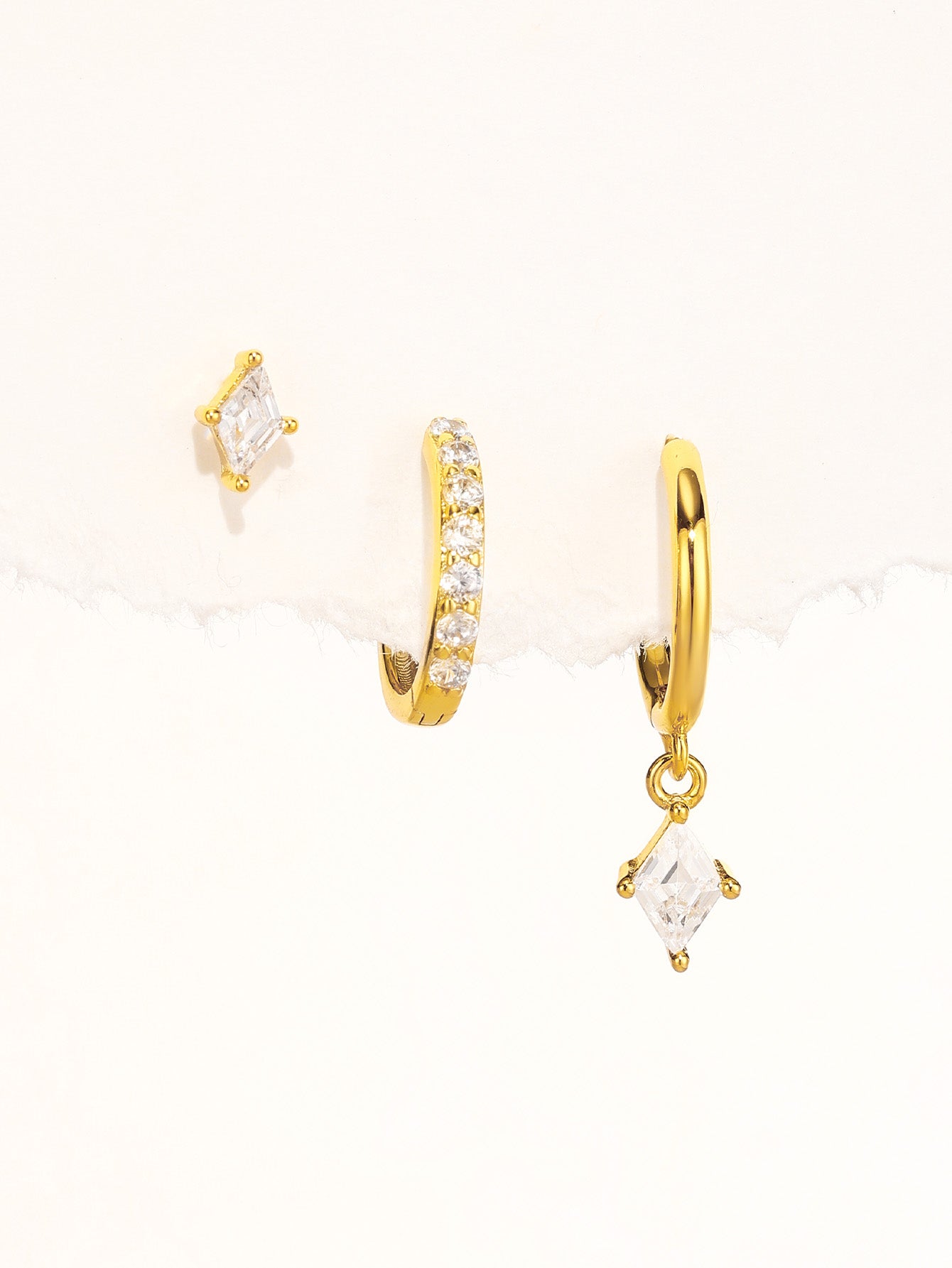 Veronika – Delicati orecchini in oro con glitter.
