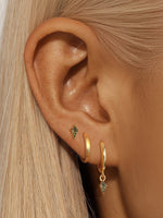 Mona – Orecchini in oro dal design fluido.