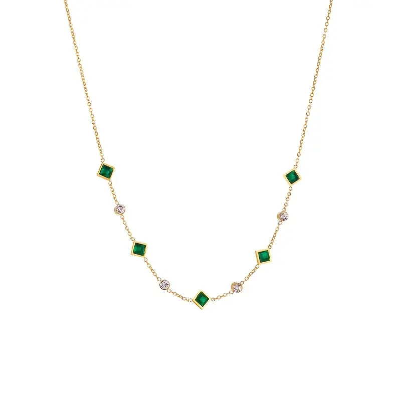 Alena – Collana in oro con un delicato smeraldo.