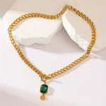Tereza – Collana in oro con ciondolo di smeraldo.