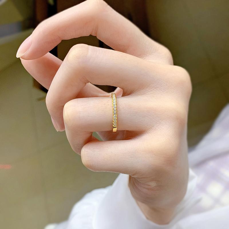 Alena – Anello eternity stretto con pietre scintillanti.