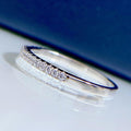 Alena – Anello eternity stretto con pietre scintillanti.