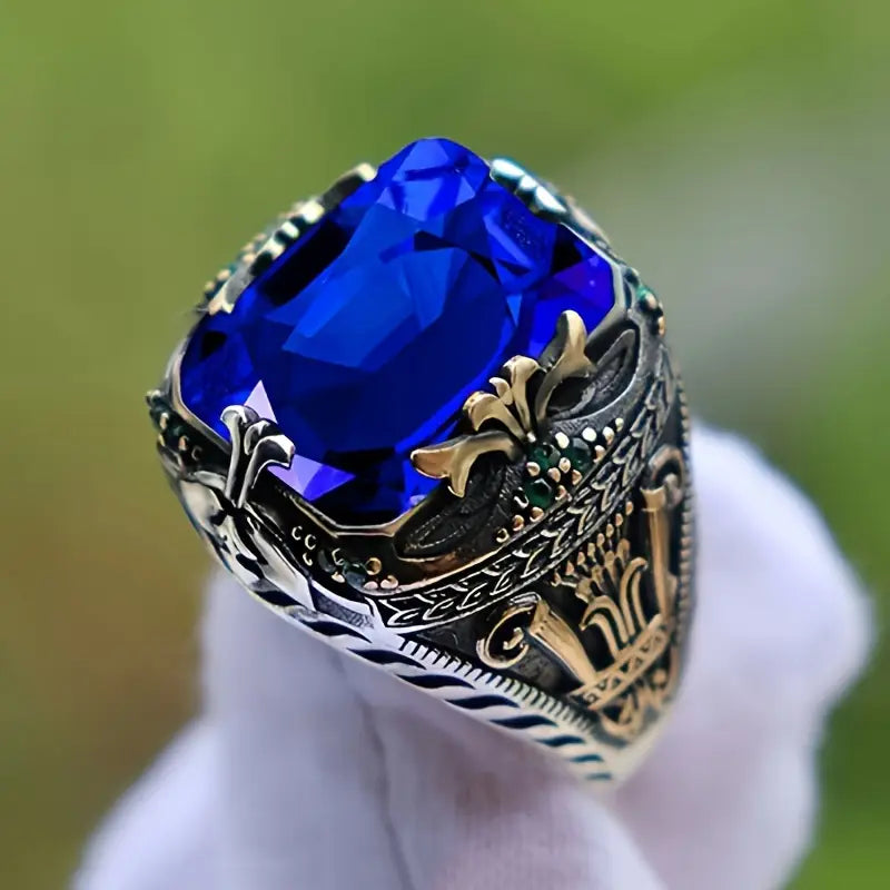 Lívia – Anello con una grande pietra di zaffiro.