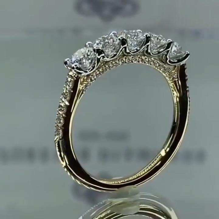 Amélie – Delicato anello di diamanti con decorazione a corona.