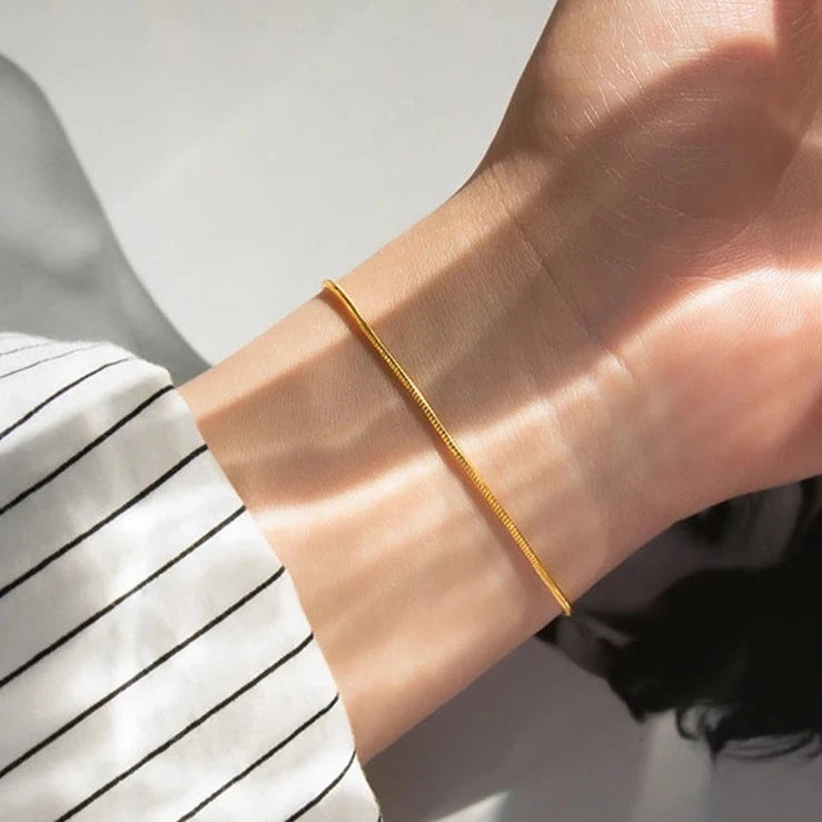 Carina – Bracciale in oro con struttura in platino lucido.