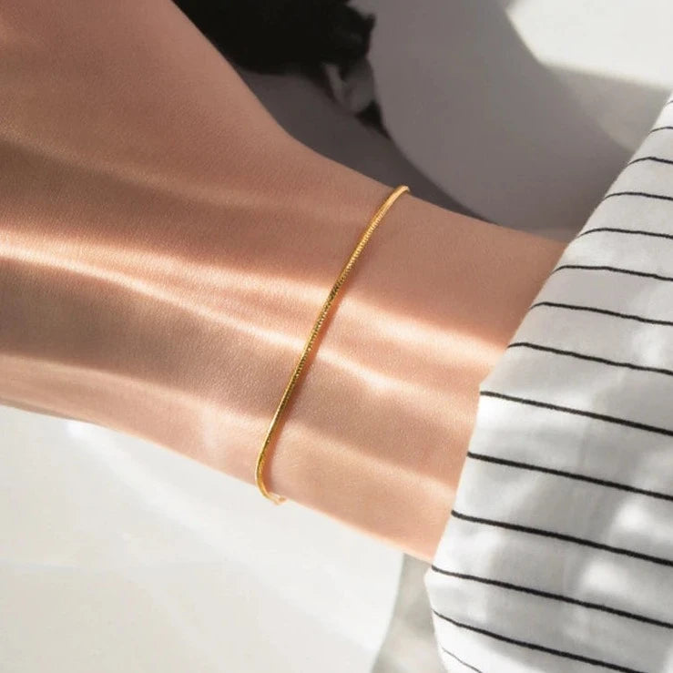 Carina – Bracciale in oro con struttura in platino lucido.