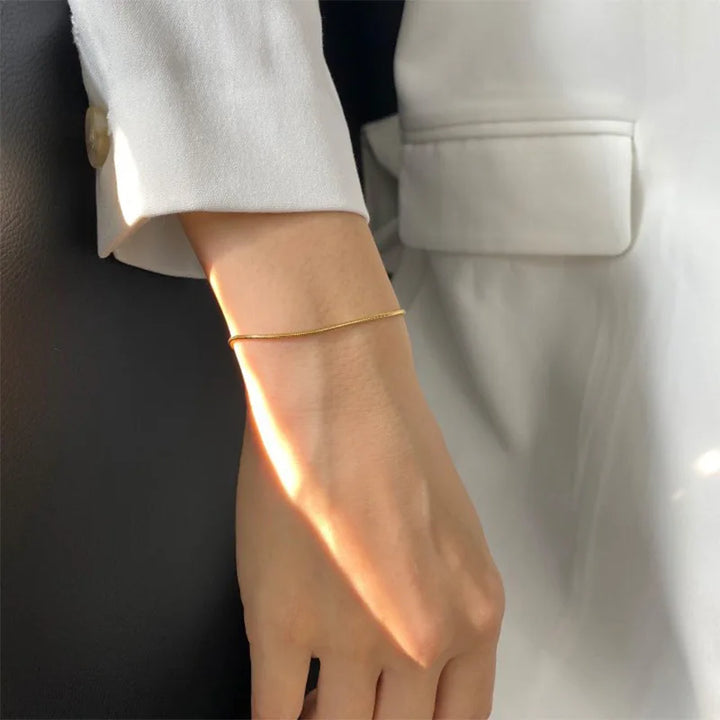 Carina – Bracciale in oro con struttura in platino lucido.