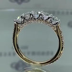 Amélie – Delicato anello di diamanti con decorazione a corona.