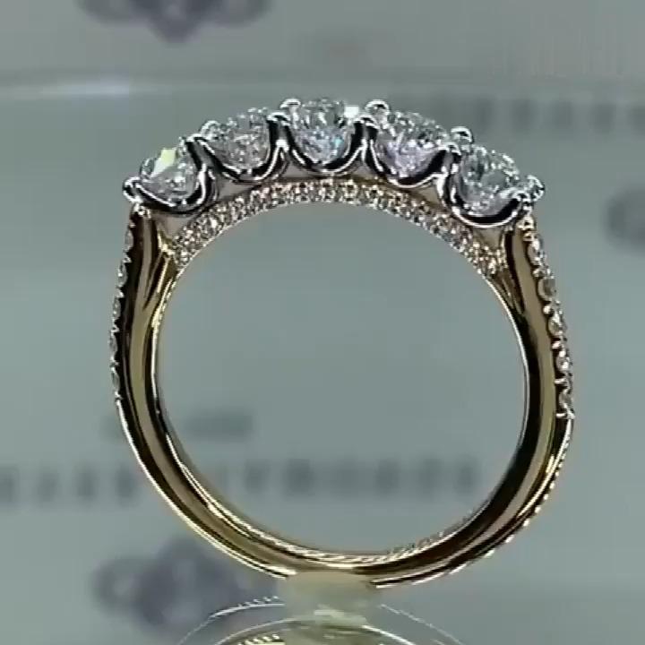 Amélie – Delicato anello di diamanti con decorazione a corona.