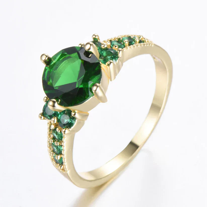 Helga – Anello con smeraldo e foglia dettagliata.