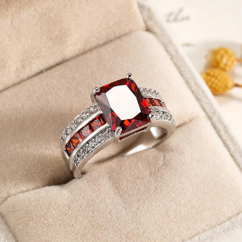 Katrin – Anello in argento con rubino.