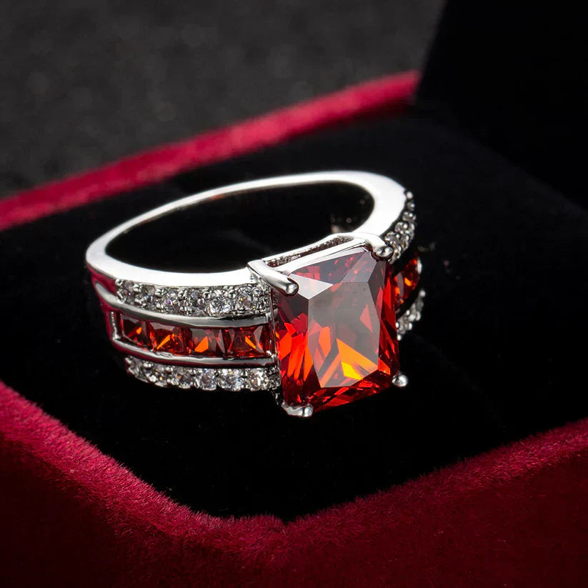 Katrin – Anello in argento con rubino.
