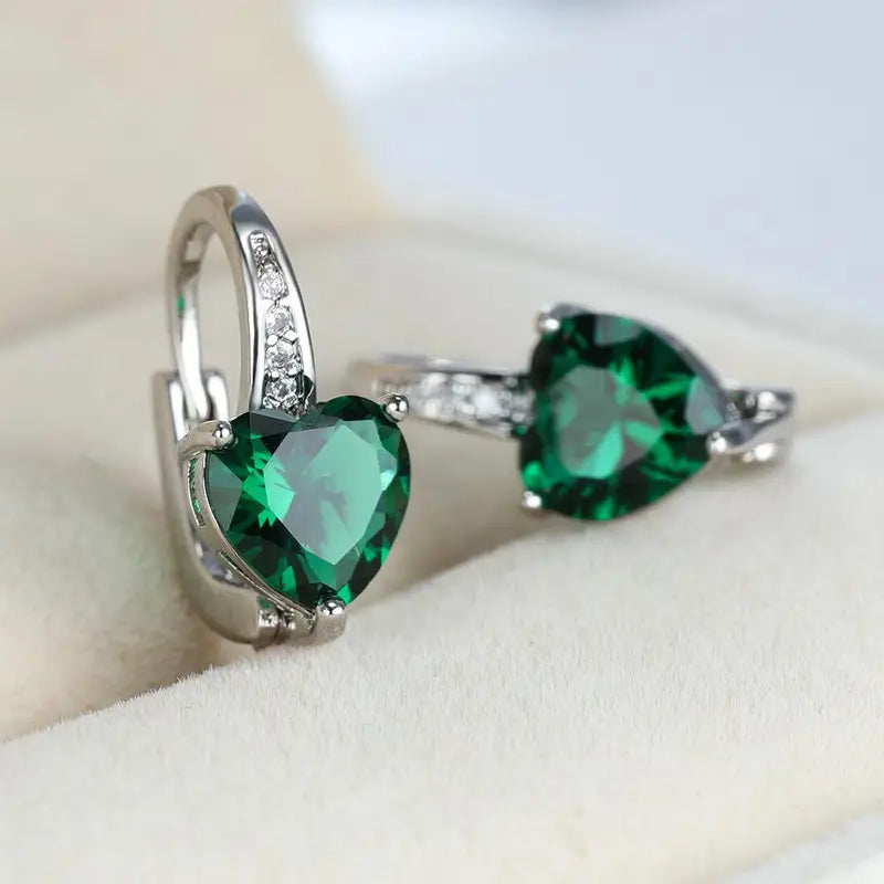 Johana – Anello con due smeraldi in una montatura d’argento.