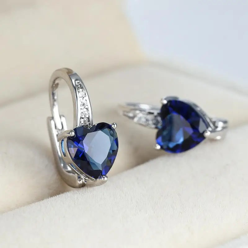 Isabela – Anello con zaffiro centrale.