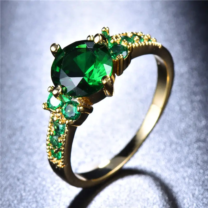 Helga – Anello con smeraldo e foglia dettagliata.