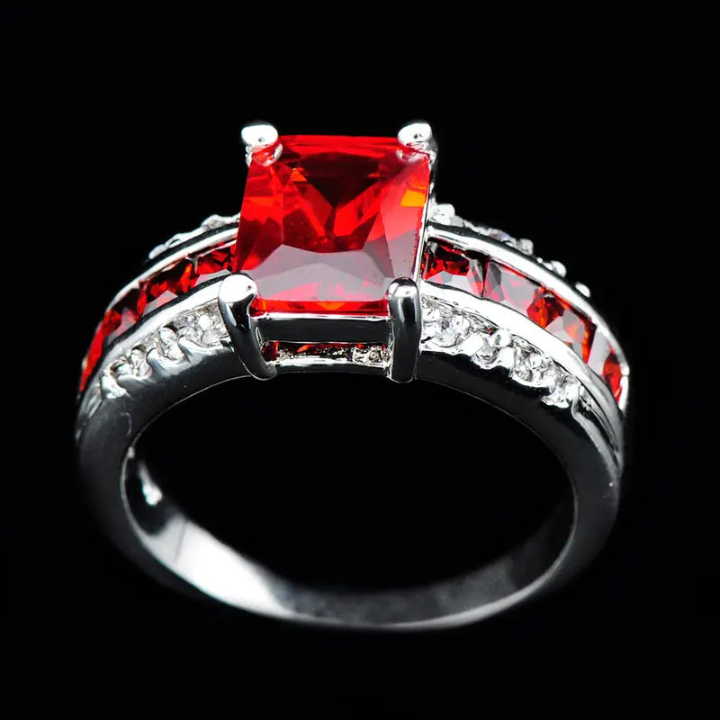 Katrin – Anello in argento con rubino.