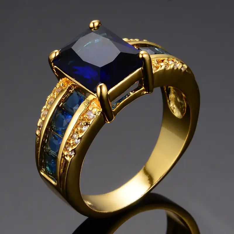 Annelie – Anello placcato oro con zaffiro quadrato.