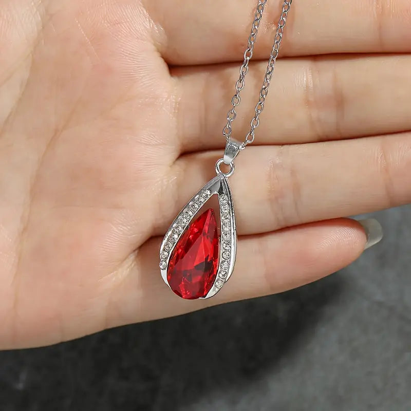 Klára – Ciondolo con cuore di rubino.
