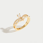 Amira – Anello dorato con delicata lucentezza e cristallo