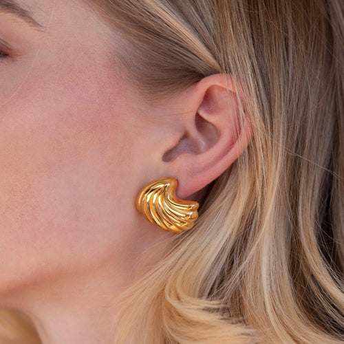 Anneliese – Orecchini in oro a forma di conchiglia.