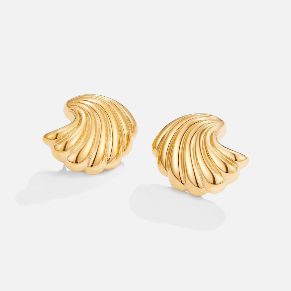 Anneliese – Orecchini in oro a forma di conchiglia.