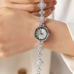 Elina – Orologio in oro con bracciale a fiori.