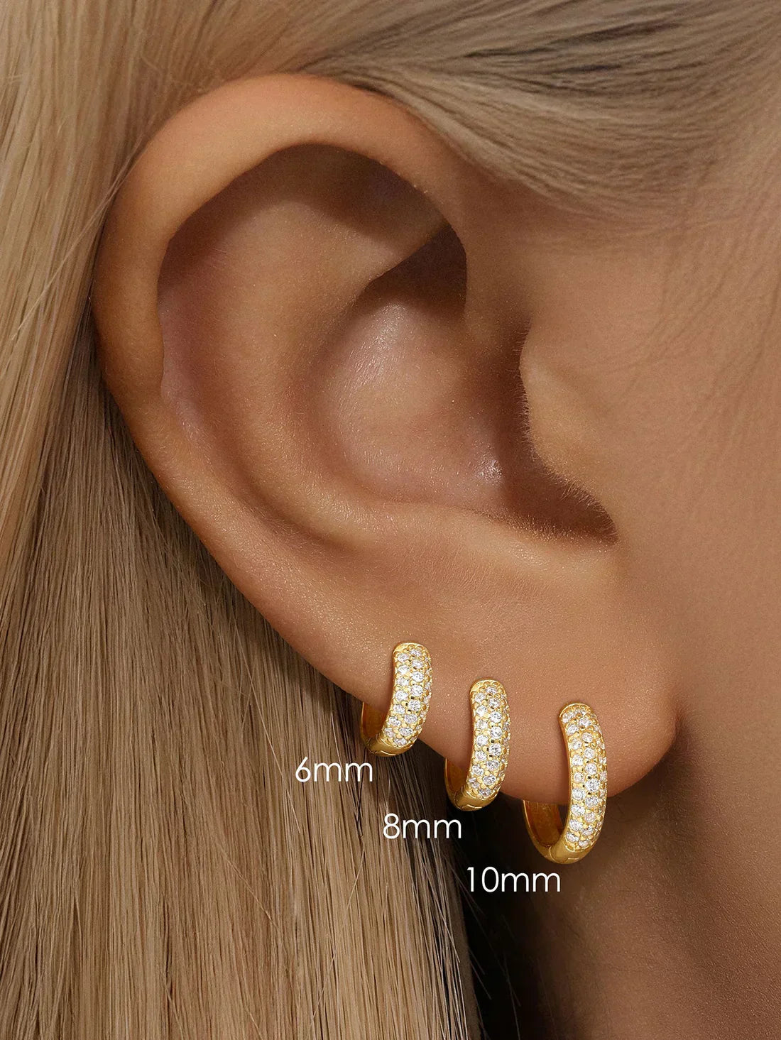 Sina – Orecchini in oro dall’eleganza minimalista.