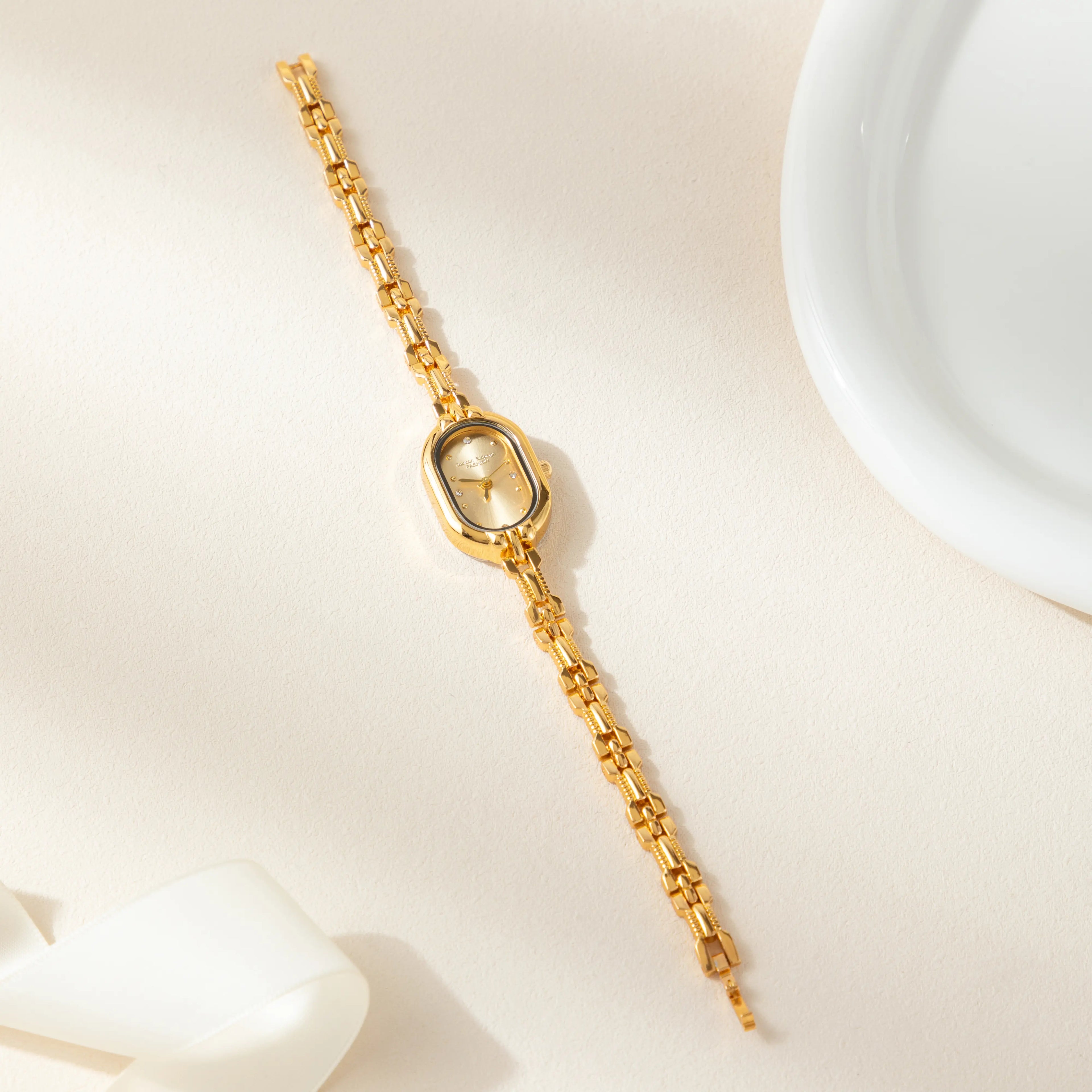 Viktorie – Orologio in oro con cassa ovale.