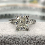 Iris – Anello di diamanti con pietra ovale.