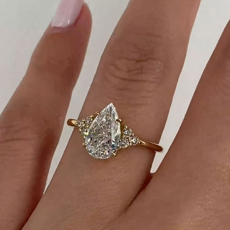 Clarissa – Anello di diamanti con taglio a goccia in oro.