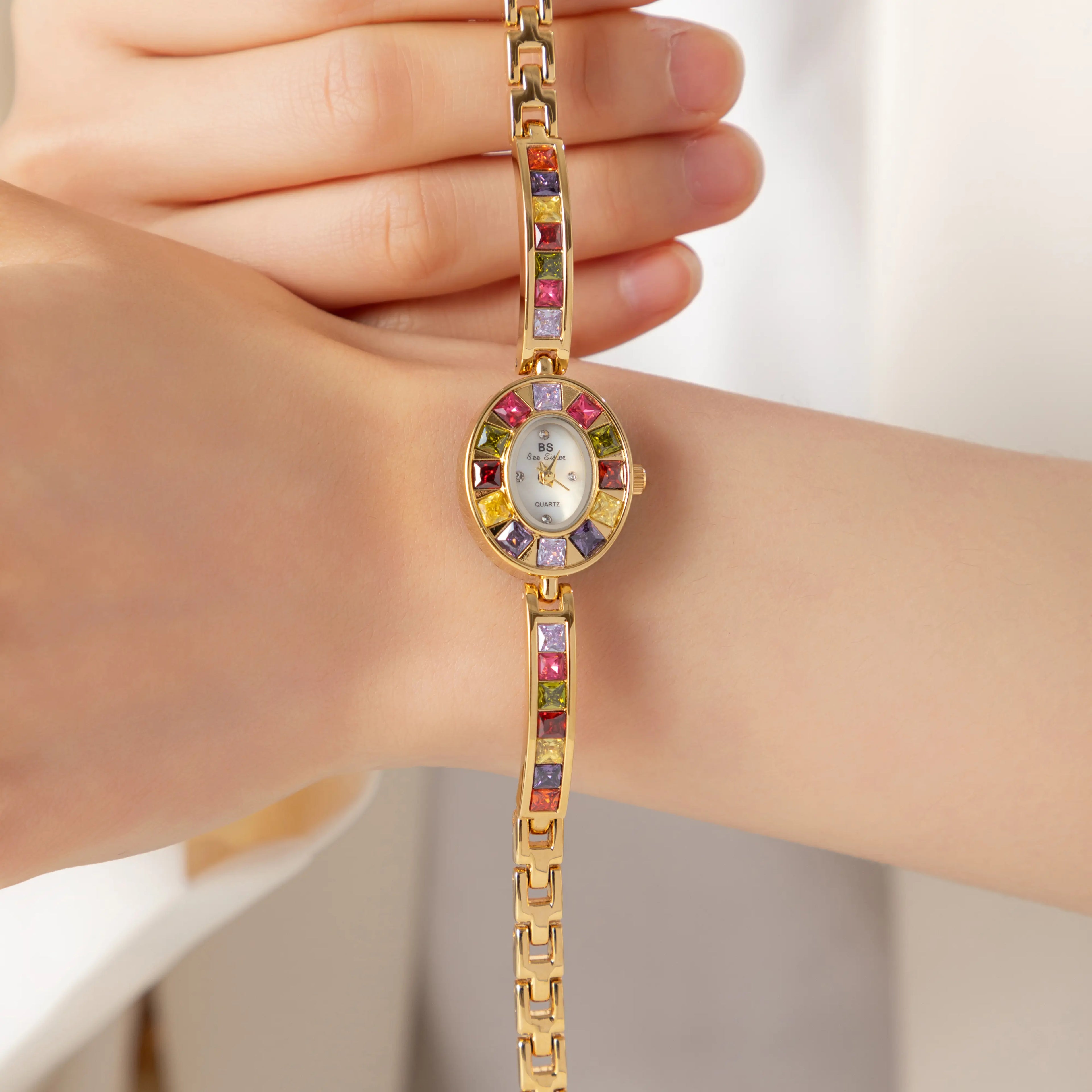 Amélie – Orologio in oro con montatura in cristallo.
