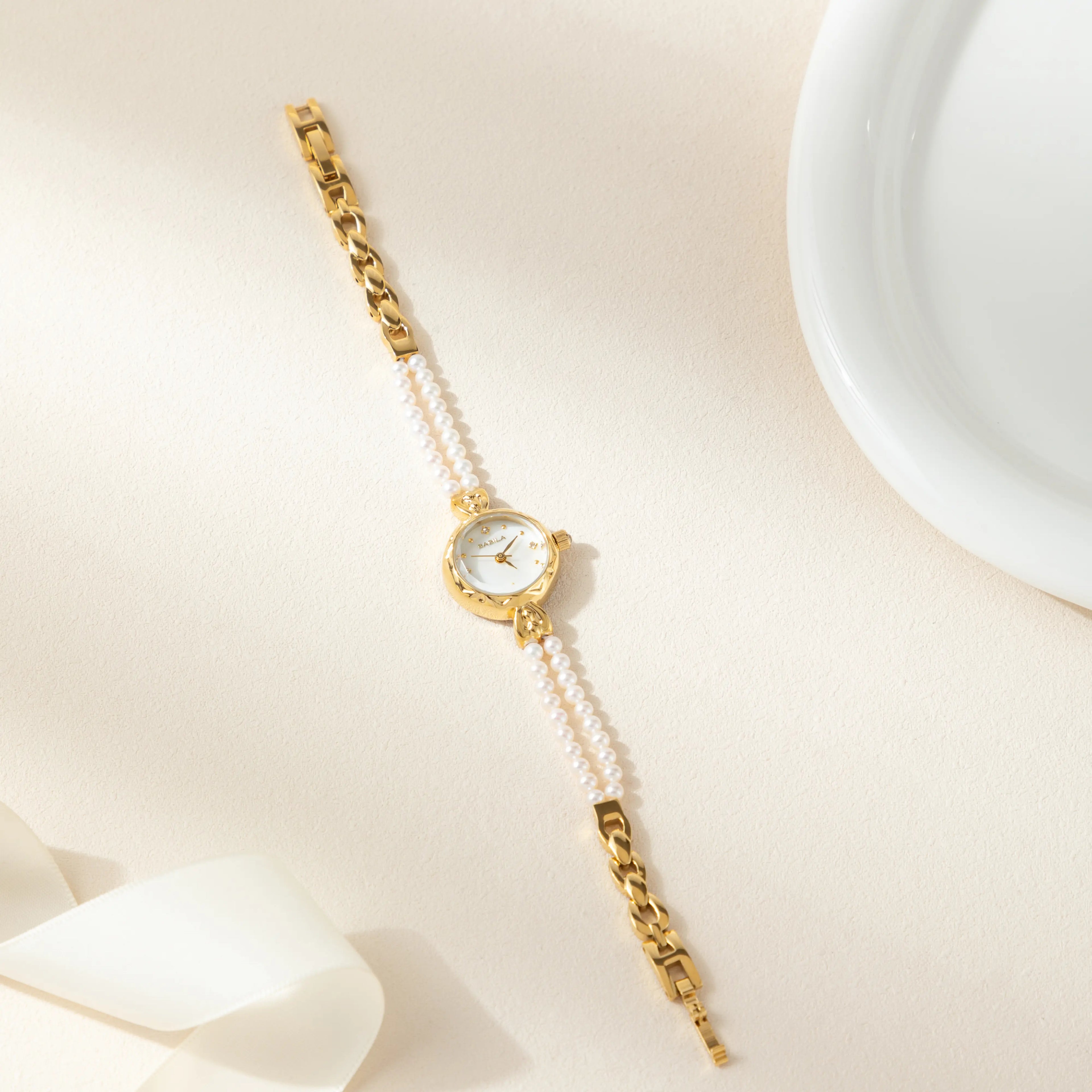 Johana – Orologio in oro con bordo in cristallo.