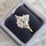 Clarissa – Anello di diamanti con taglio a goccia in oro.
