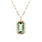 Lara – Collana con uno smeraldo rettangolare.