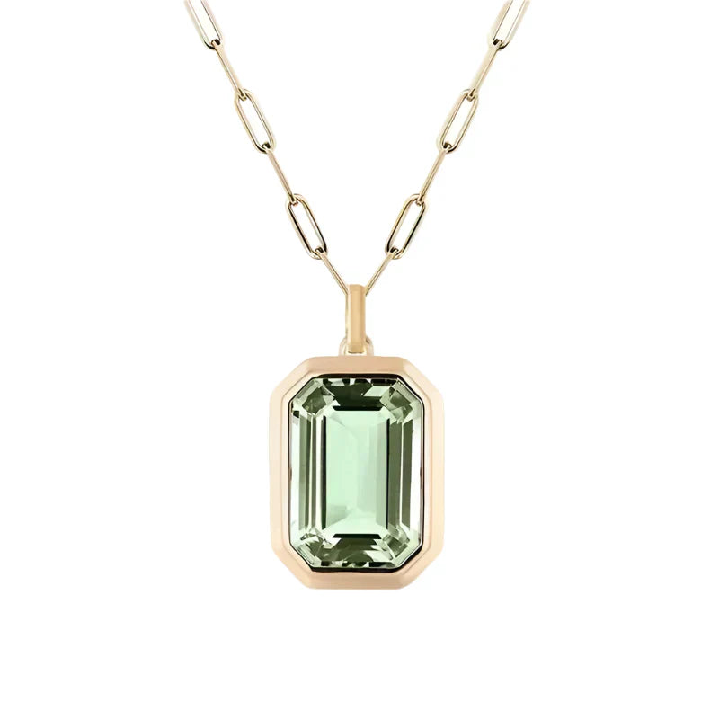 Lara – Collana con uno smeraldo rettangolare.