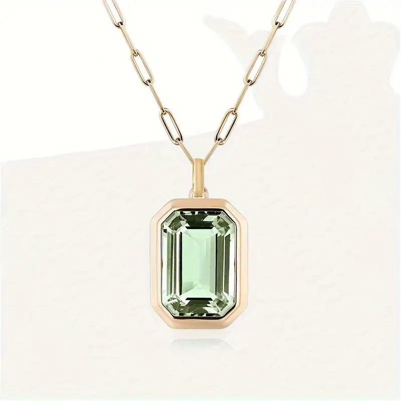 Lara – Collana con uno smeraldo rettangolare.