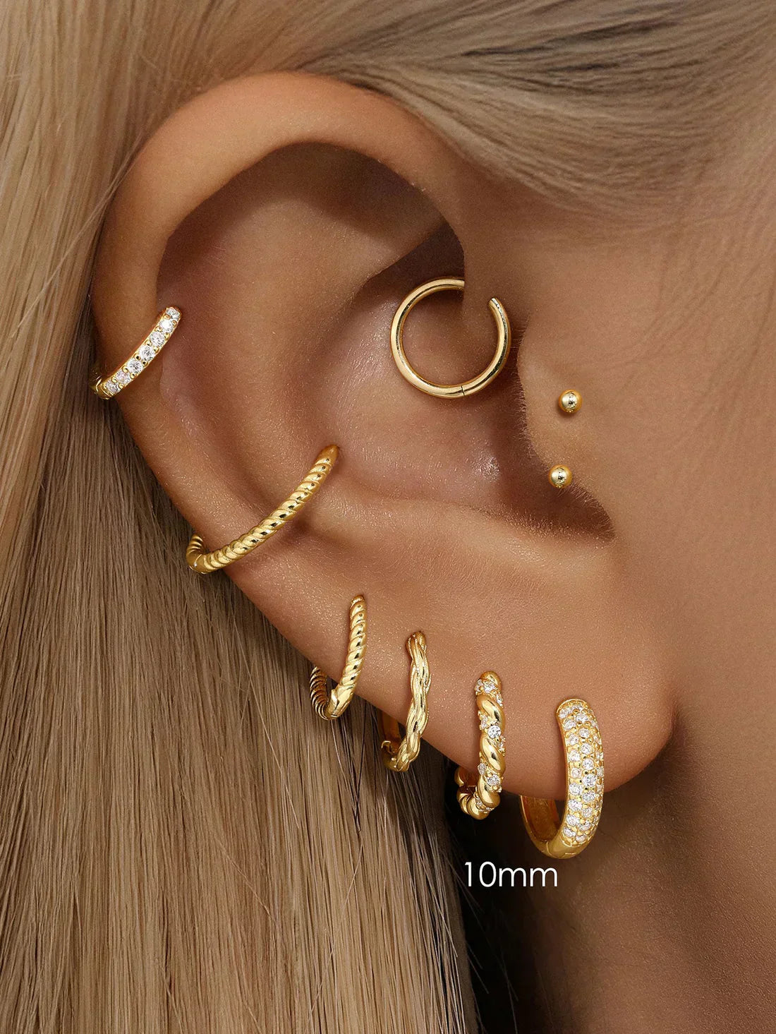Sina – Orecchini in oro dall’eleganza minimalista.