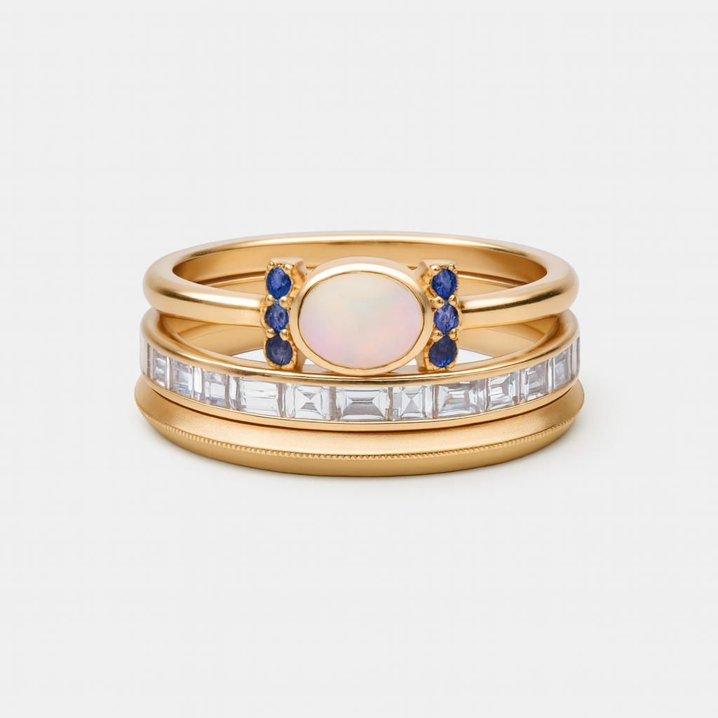 Tereza – Un delicato anello in oro con un opale scintillante e contorni trasparenti.