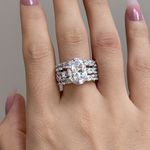Greta – Anello in argento con diamanti e ornamento.