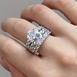 Greta – Anello in argento con diamanti e ornamento.