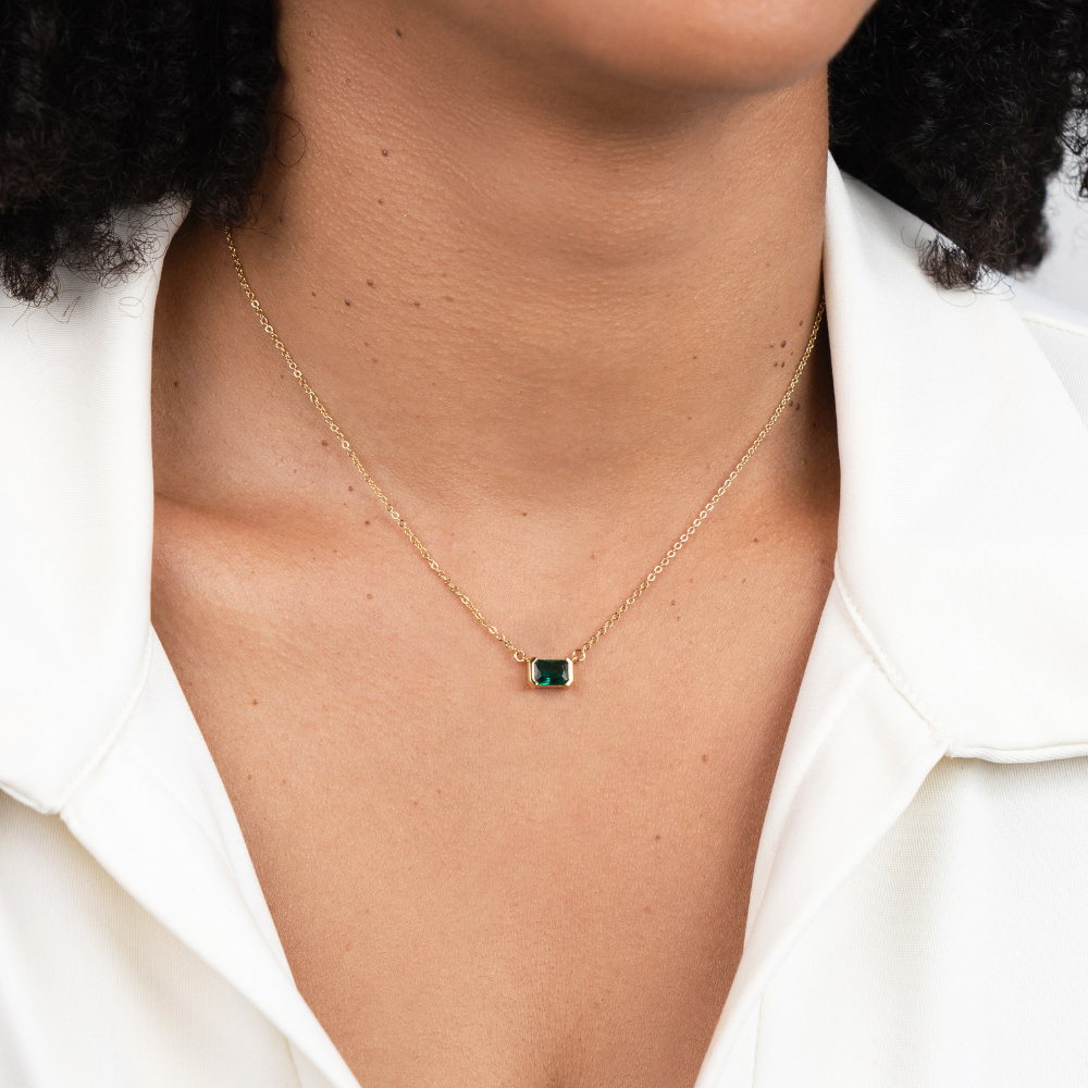 Liliana – Collana dorata con pendente rettangolare