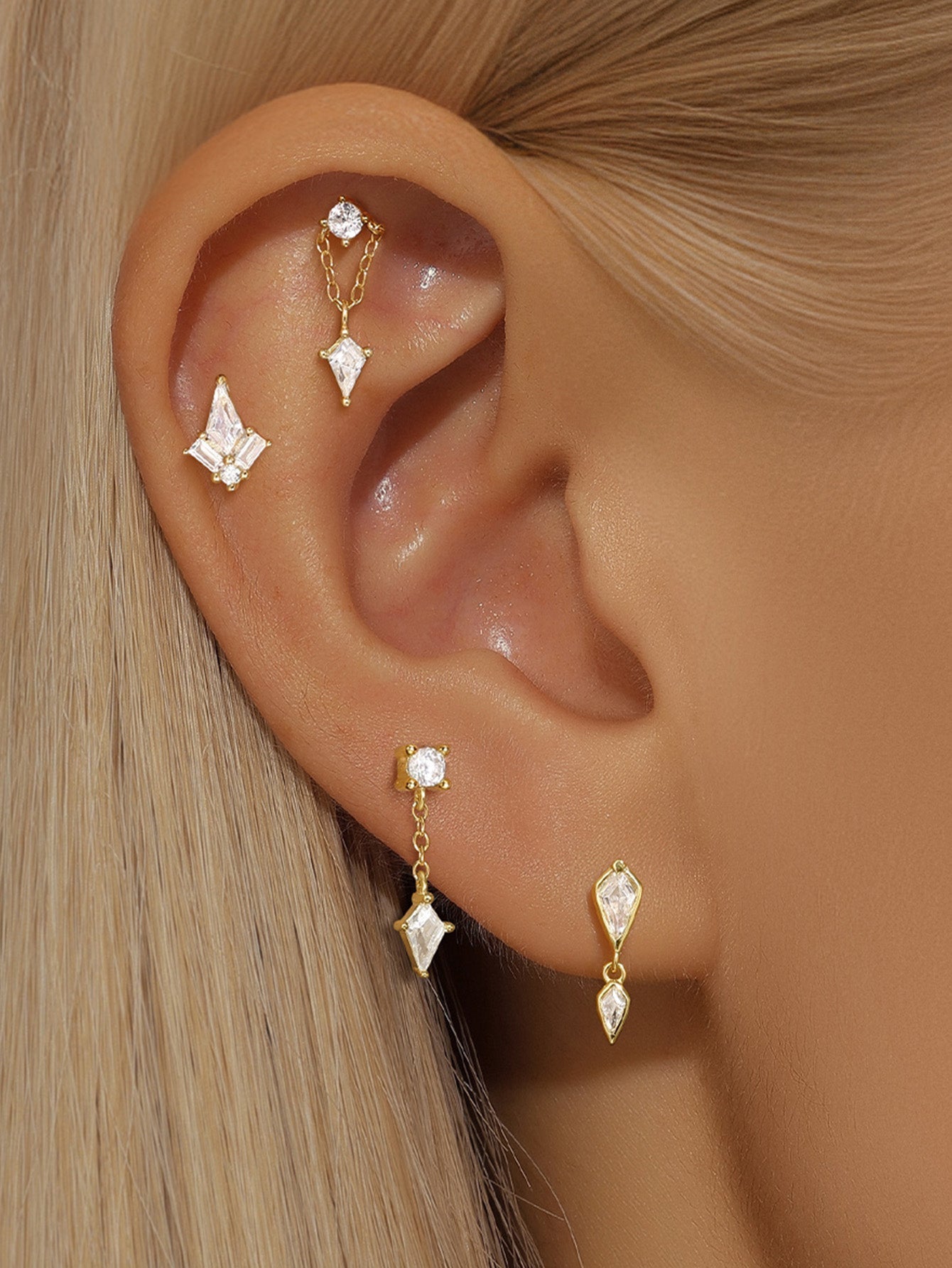 Jana – Orecchini in oro con un design dalle linee delicate