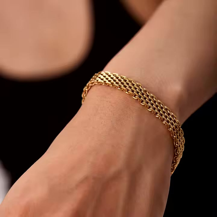 Lena – Un braccialetto delicato dalla silhouette semplice.